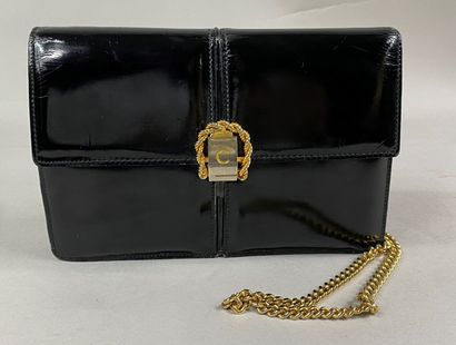  CELINE 
Black patent leather evening bag, monogrammed "C" flap clasp, shoulder strap...