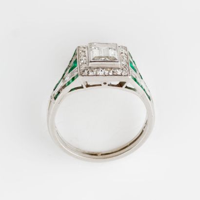  Bague en platine (850) ornée d'un diamant taille émeraude en serti clos, dans un...