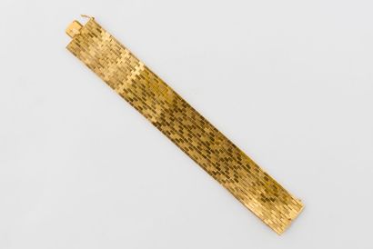  Bracelet ruban articulé en or jaune (750) formé d'une maille imbriquée de motifs...