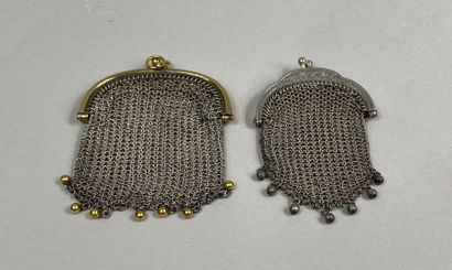  Lot of two small purses in silver mesh (925) and vermeil 
Total weight : 64 g