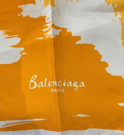  BALENCIAGA 
Orange and white silk square 
80 x 80 cm 
(good condition, traces)