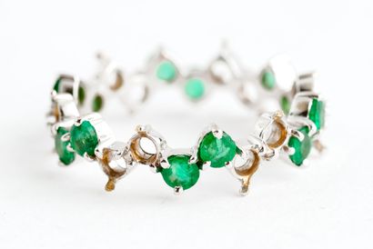 American wedding band in white gold (750) set with round faceted emeralds 
Gross...