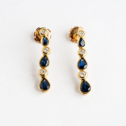  Paire de pendants d'oreilles en or jaune (750) ornés d'une chute de diamants taille...