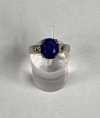  White gold (750) ring set with a faceted oval sapphire in a double claw setting,...