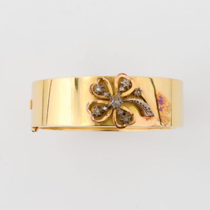  Bracelet jonc rigide ouvrant en or jaune (750) et argent (min. 800) centré d'un...