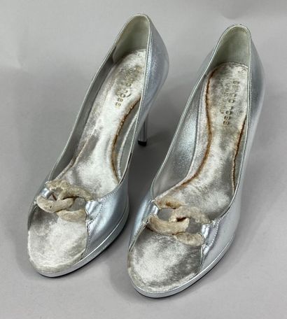 Sergio ROSSI 
Pair of silver leather open-toed...