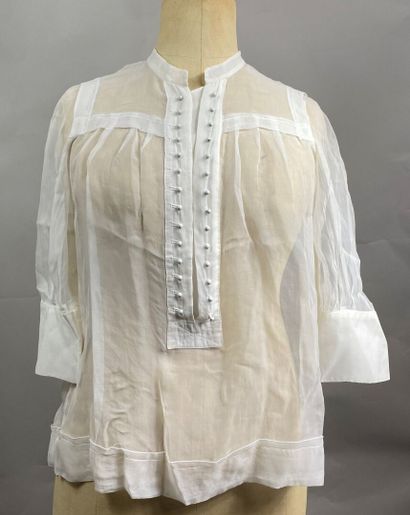 CHLOE 
Cream silk blouse with buttons