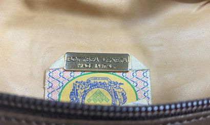  BOTTEGA VENETA 
Brown lambskin bag, belt with intertwined golden metal links 
Length...