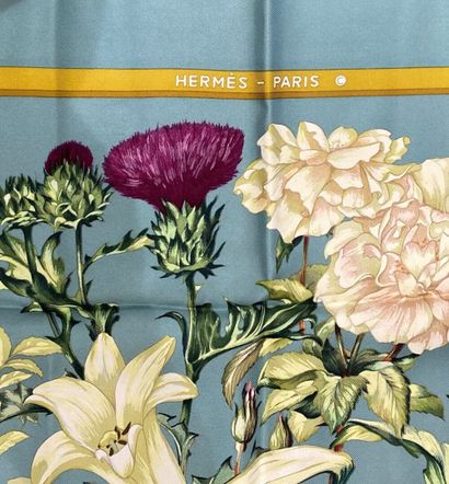  HERMES Paris 
Carré en twill de soie imprimé titré Regina à décor floral polychrome...