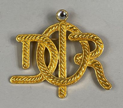 Christian DIOR 
Grande broche "DIOR" en métal doré à motif de cordage, avec inscription...