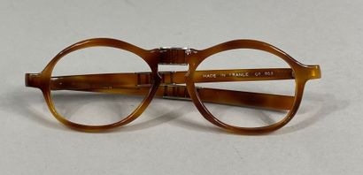  Pierre CARDIN 
Monture de lunettes articulée façon écaille, vers 1960 
Avec un ...