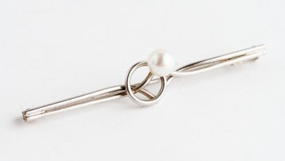  Brooch in white gold (750) with openwork setting decorated with a cultured pearl...