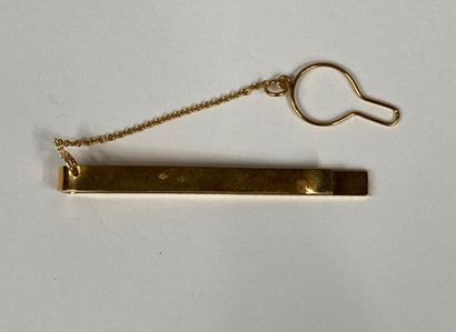  Tie clip in yellow gold (750) with diamond points, with chain 
Weight : 8.4 g -...