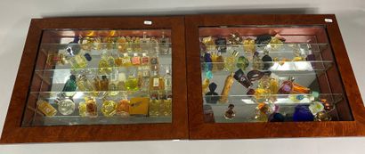  Important ensemble de miniatures de parfum, présentées dans des vitrines murales...