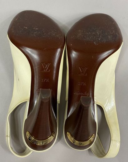  Louis VUITTON 
Pair of ivory patent leather pumps with rounded toe 
Size 37.5 -...
