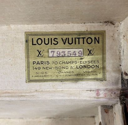  Louis VUITTON 
Valise rigide en toile Monogram, bordure lozinée, garniture en laiton...