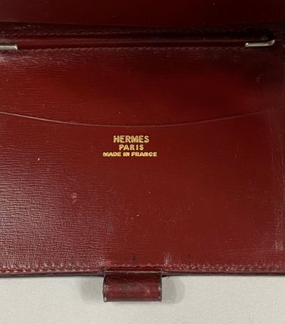  HERMES 
Couverture d'agenda en cuir bordeaux 
10 x 7,5 cm 
(bon état, vintage)