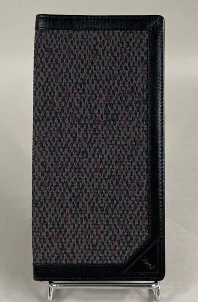 Yves SAINT LAURENT 
Black leather and fabric checkbook holder 
9.5 x 19 cm