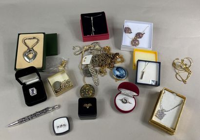  Fort lot de bijoux fantaisie en métal et pierres d'imitation dont colliers, boucles...
