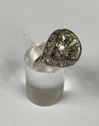  Bague en platine (850) ornée d'un diamant taille ancienne en serti clos, épaulement...