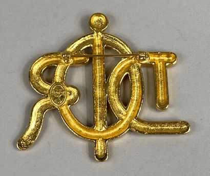  Christian DIOR 
Grande broche "DIOR" en métal doré à motif de cordage, avec inscription...