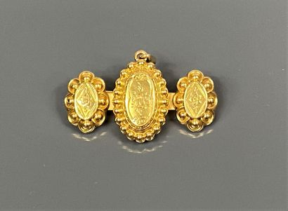  Brooch in yellow gold (750) with three medallions with chased floral decoration,...