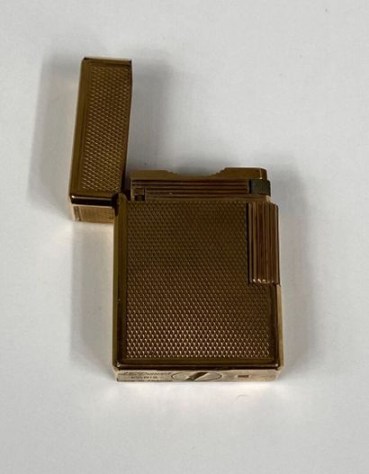 DUPONT 
Lighter in gilded metal with guilloche...
