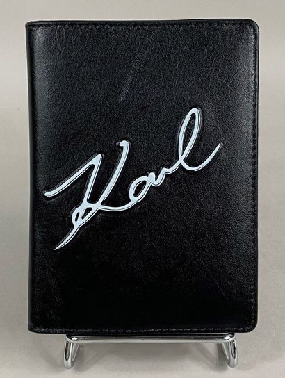  Karl LAGERFELD 
Portefeuille en cuir noir à compartiments 
14 x 10.5 cm 
(petites...