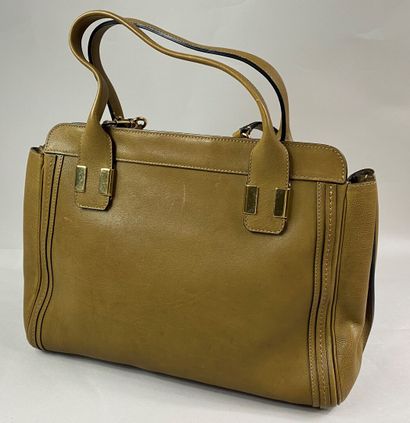  CHLOE 
Khaki grained leather bag, double handles and shoulder strap, front patch...