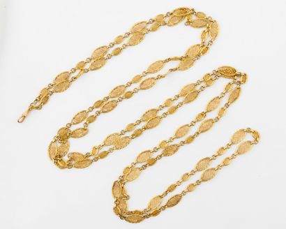  Long necklace in yellow gold (750) with alternating filigree links 
Weight : 128.2...