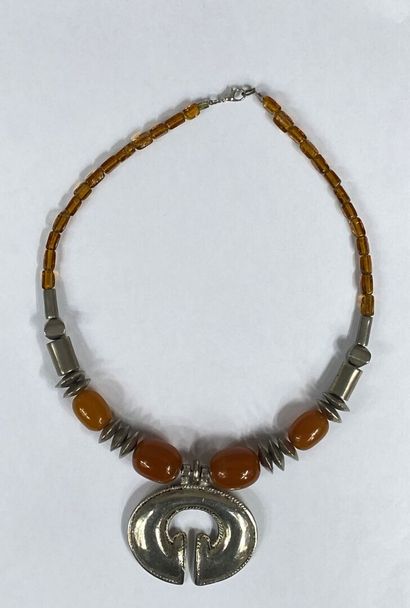  Collier formé de perles d'ambre en chute alternées de motifs cylindriques ou aplatis...