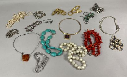  Large lot of various costume jewelry in metal, ornamental stones and rhinestones...
