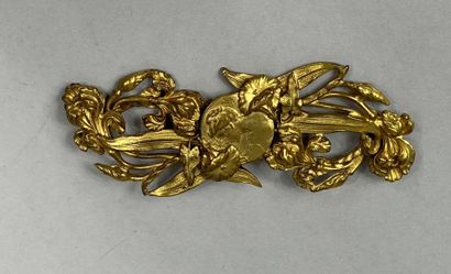  Broche en métal doré ajouré à décor de médaillon avec profil de femme et motifs...