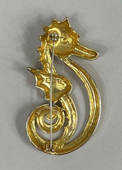 Brooch in gilded openwork metal representing a seahorse 
(wears)
