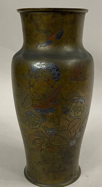  JAPON 
Vase balustre en bronze à décor incrusté de cuivre et argent d'iris et d'oiseaux...