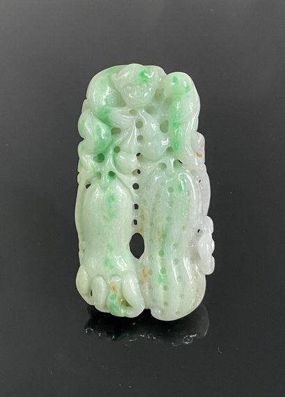  CHINE 
Plaque en jade jadéite sculptée d'une main de bouddha d'un singe et de sapèques....