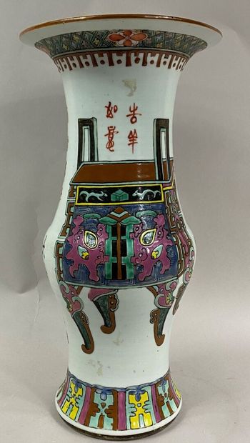 CHINE, XXe siècle 
Vase balustre en porcelaine...