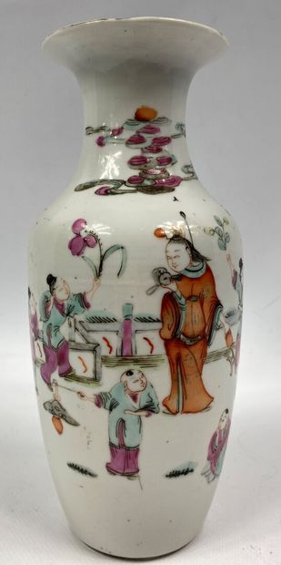  CHINA 
A baluster vase in enameled porcelain in the taste of the Pink Family decorated...