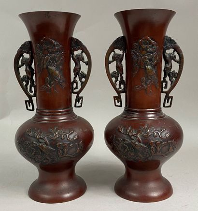  JAPON, XXe siècle 
Paire de vase en bronze à patine brune à décor de branchage fleuris...