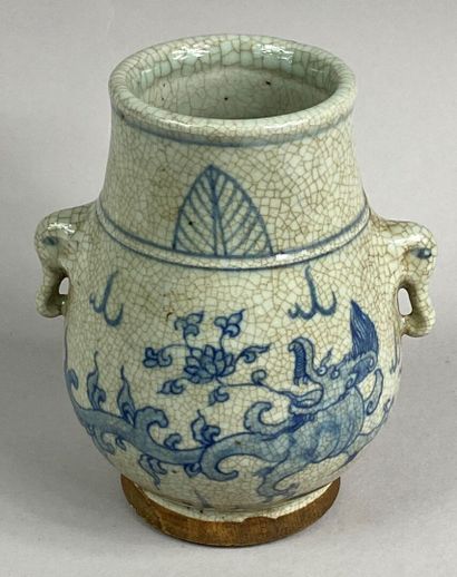  CHINE / VIETNAM , XXe siècle 
Vase en céramique craquelée blanche et bleu à décor...