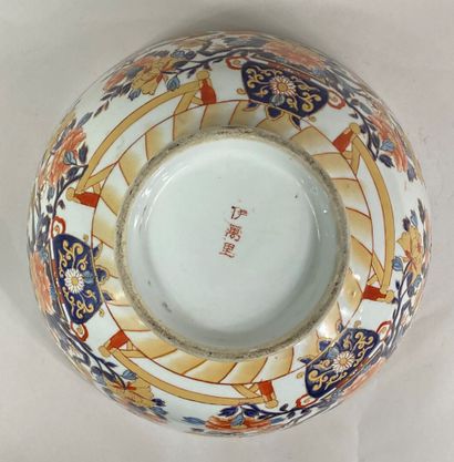  CHINA, in the taste of IMARI porcelain, 20th century 
Large bowl in polychrome enamelled...