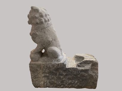  CHINE - Epoque QING (1644 - 1911) 
Deux lions (formant pilier de porte?) en pierre...