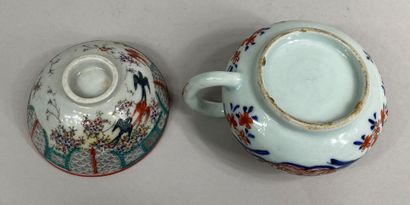  CHINA/ JAPAN 
Small teapot in Imari porcelain with blue and coral decoration of...