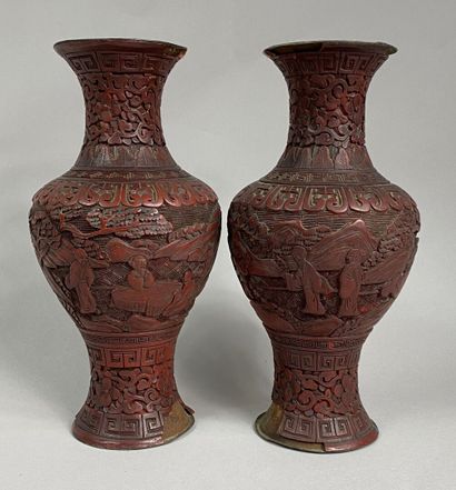  CHINE, Fin XIX- XXe 
Ensemble de deux vases balustres en laque de cinabre à décor...