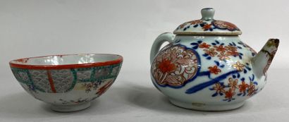  CHINE/ JAPON 
Petite théière en porcelaine Imari à décor bleu et coral de fleurs...
