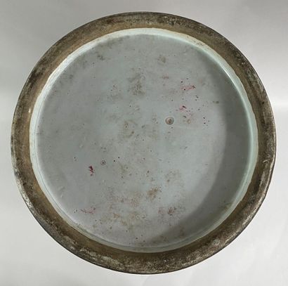  CHINE, XXe siècle 
Vase en céramique émaillée à décor de pivoines dans des réserves...