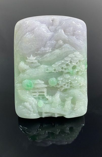  CHINE 
Plaque rectangulaire en jade jadéite nuancée de vert et lavande. Elle est...