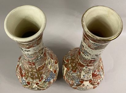  JAPON, XXe siècle 
Paire de vases piriformes en faïence de Satsuma. Tous deux reposent...