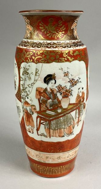  JAPON, KUTANI 
Vase balustre en porcelaine Kutani à décor d'une jeune femme et d'enfants...