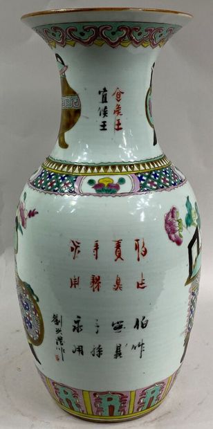  CHINE, XXe siècle 
Vase balustre en céramique émaillée polychrome à décor de brûles-parfums...